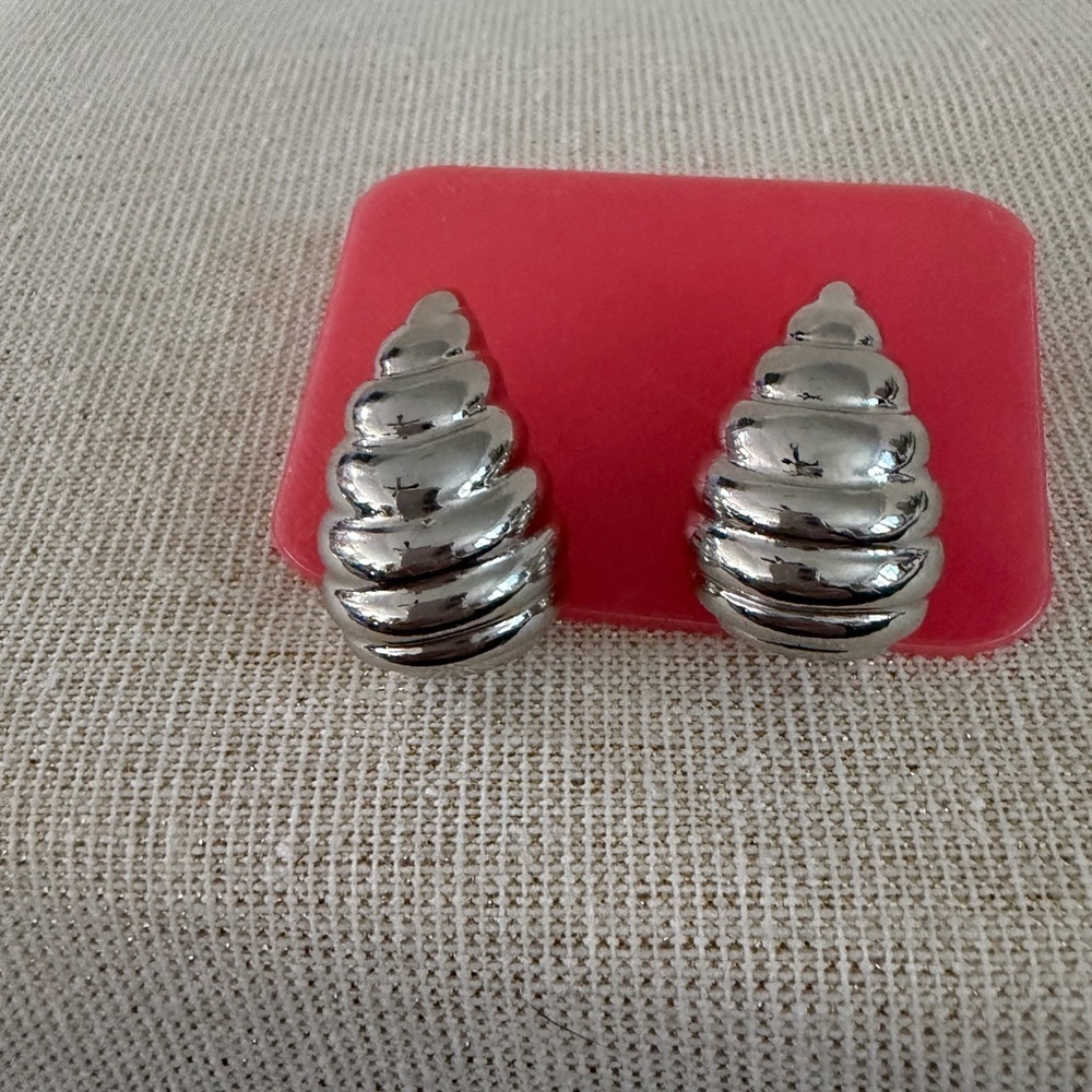 Silver Shell-Shaped Clip Earrings - Shiny Metallic